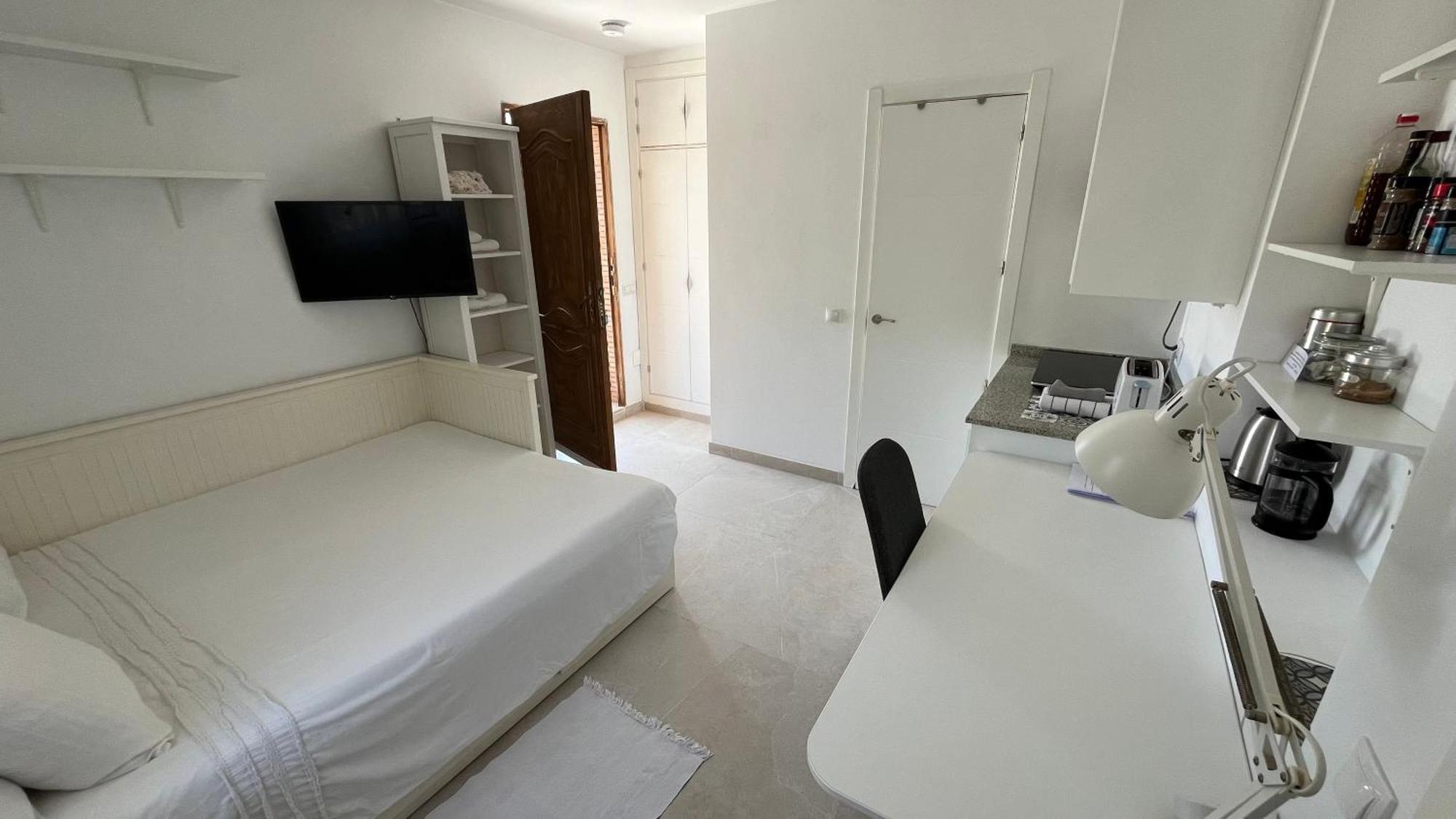 Studio Views Apartment, Cortijo Fruitful Hills Málaga Exteriör bild